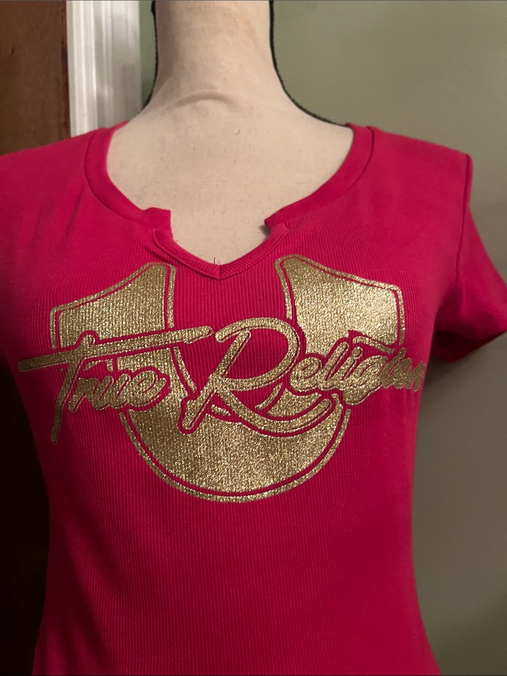 True Religion Red Short-Sleeve Logo Notch-Neck Tee - Picture 5 of 13
